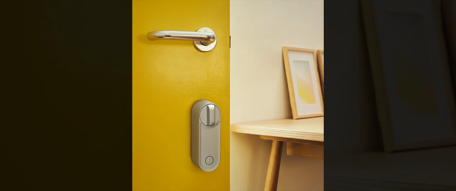 Serrure connectée Fichet Linus installée sur porte d entrée parisienne